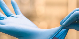 Las bacterias pueden persistir en los guantes y transferirse a las superficies