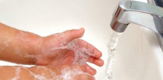 La principal vía de transmisión del norovirus es el contacto de persona a persona